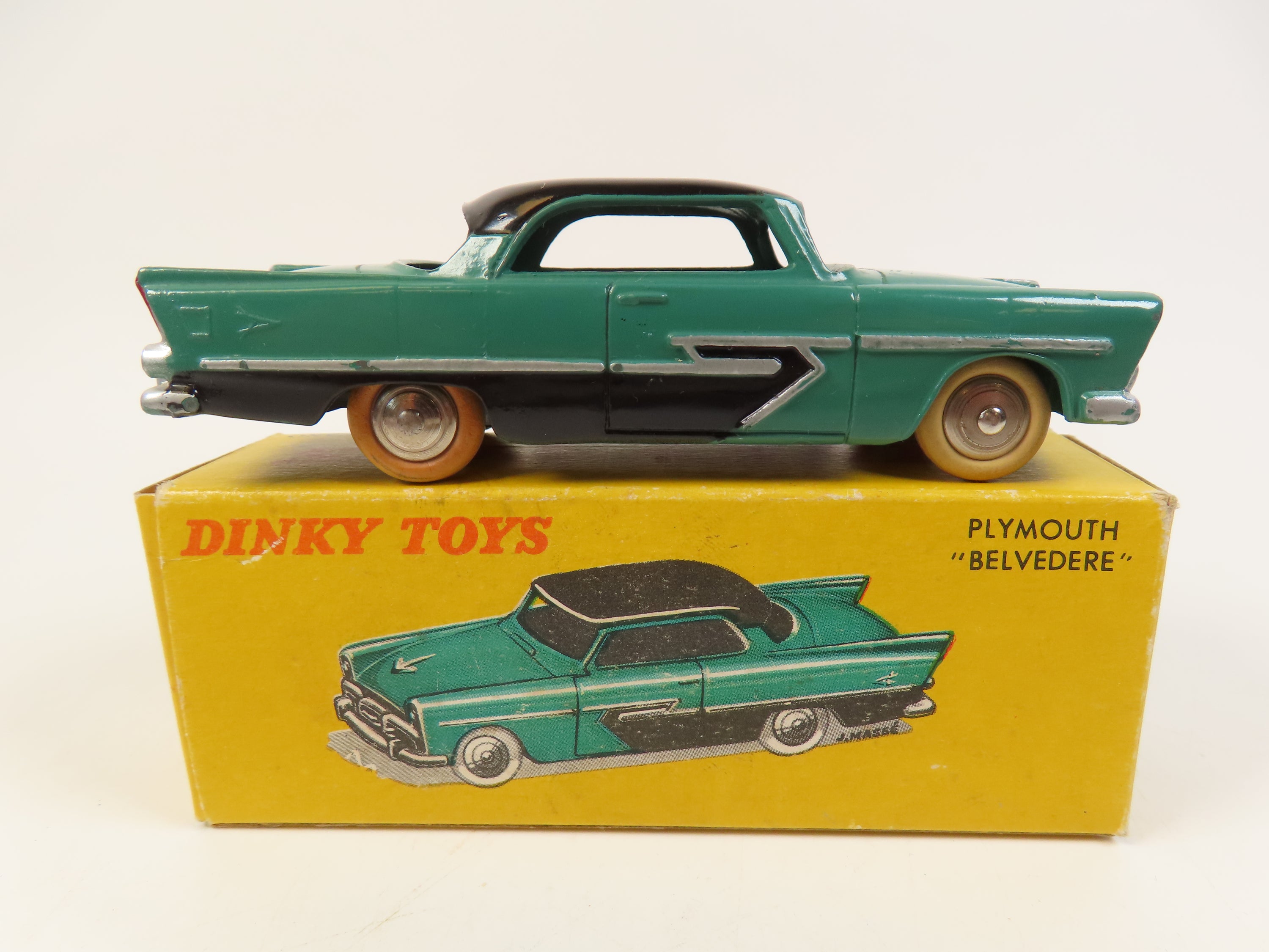 DINKY TOYS FRANCE PLYMOUTH BELVEDERE REF 24D TRÈS BON ETAT DINKY TOYS FRANCE PLYMOUTH BELVEDERE REF 24D TRÈS BON ETAT