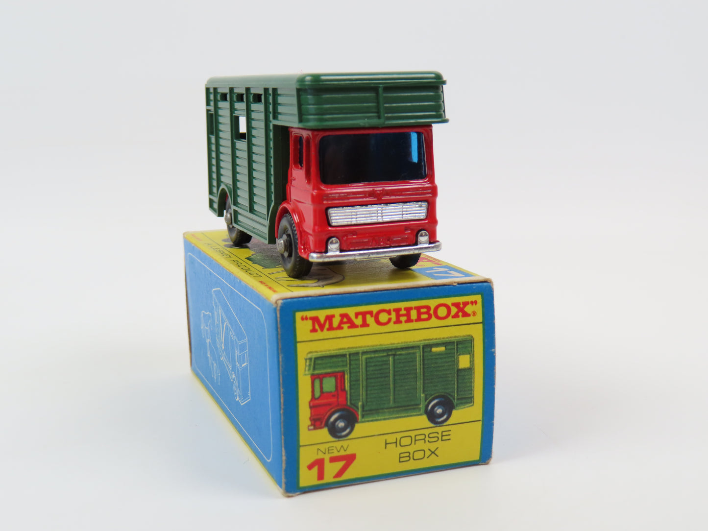 Matchbox 17 Horse Box with Horses, 99% Mint/Boxed!